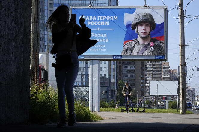 Un panneau de propagande de l’armée sur lequel est écrit « Gloire aux héros de la Russie », dans une rue de Saint-Pétersbourg, le 20 août 2022.