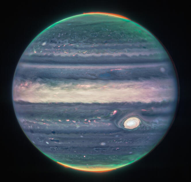 Sur cette image obtenue de la NASA et prise par le télescope spatial James-Webb, on voit les conditions météorologiques de Jupiter, ses minuscules lunes, les niveaux d’altitude, les couvertures nuageuses et les aurores aux pôles nord et sud.