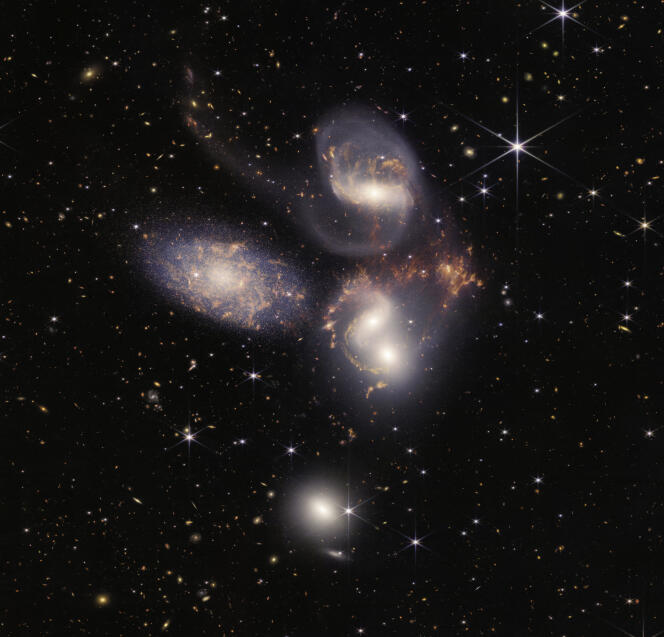 Le Quintet-de-Stéphan montre cinq galaxies, dont deux sont en train de fusionner.