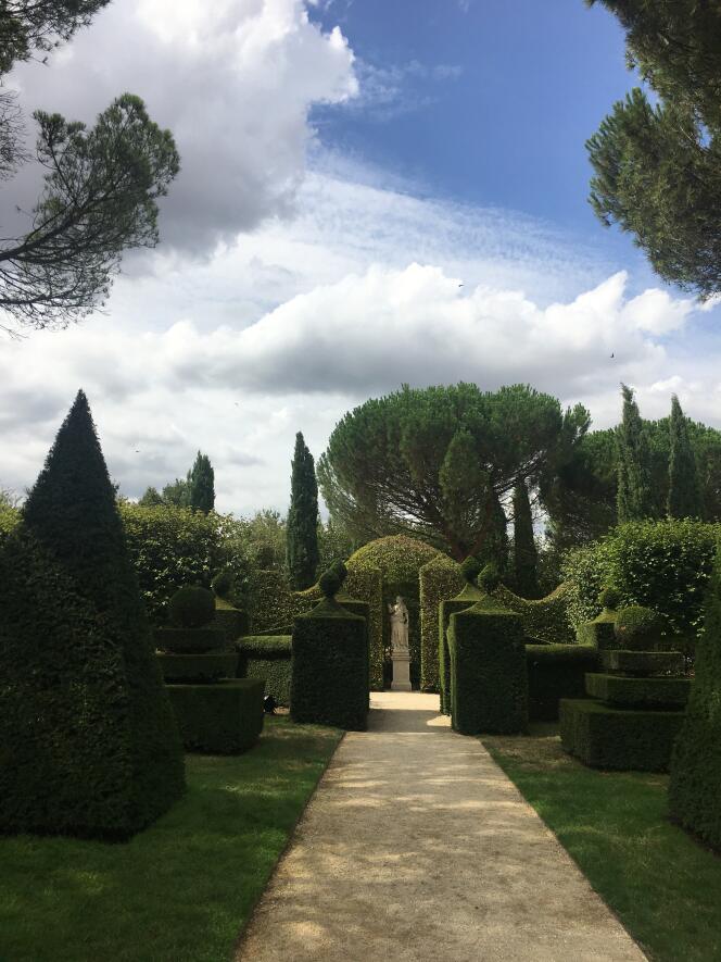 The plant composition of pines, cypresses and yew topiaries in the large parterre of William Christie's garden has a scent of Italy.