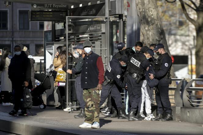 Police control of the new specialized field brigade, place Gabriel-Péri, in the Guillotière district, in Lyon, on February 7, 2022.