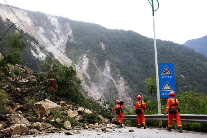I soccorritori si dirigono verso un'area colpita dal terremoto nella città di Ya'an, nella provincia di Sichuan, il 6 settembre 2022. 