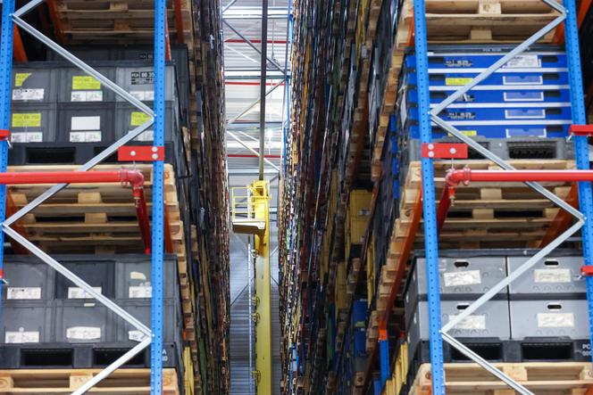 The stacker crane, a 25-meter building that can hold 4,800 pallets of pieces, in the Stellantis group plant in Sochaux (Doubs), 5 September 2022.
