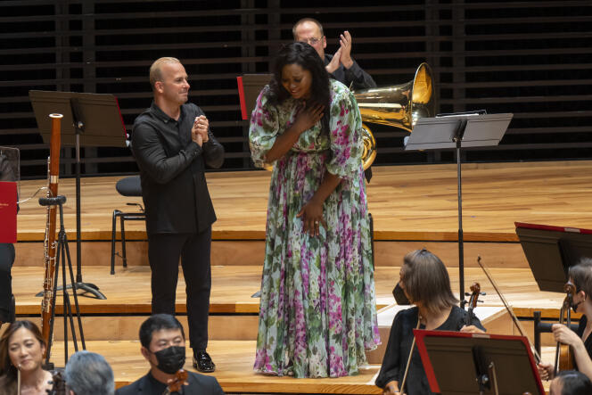 The conductor Yannick Nézet-Séguin and the soprano Angel Blue, on September 6, 2022, during the concert of the Philadelphia Orchestra, at the Philharmonie de Paris.