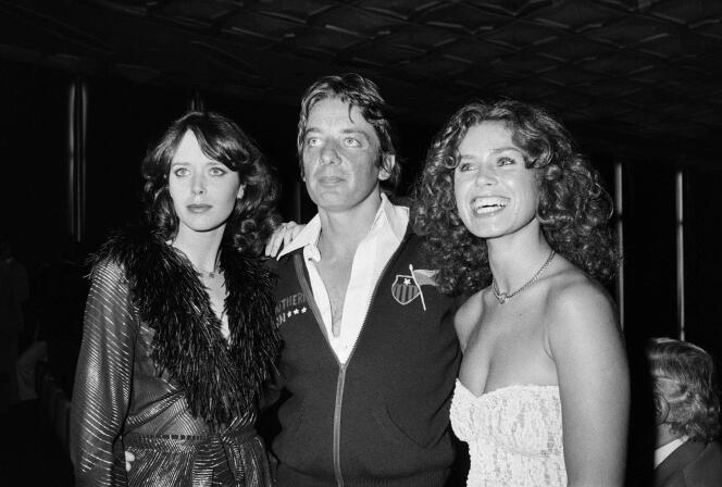 Just Jaeckin with Sylvia Kristel, on the left, and Corinne Cléry, on August 29, 1975 at the premiere of the film 