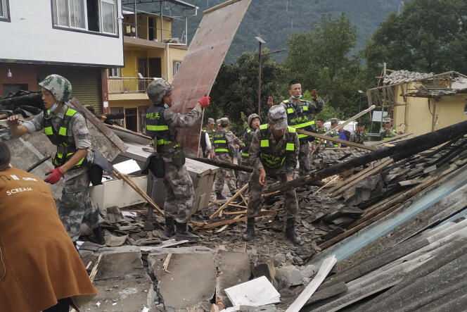 I soldati cercano i sopravvissuti dopo che un terremoto ha colpito la città di Moxi nella provincia di Sichuan, nel sud-ovest della Cina, il 6 settembre 2022.