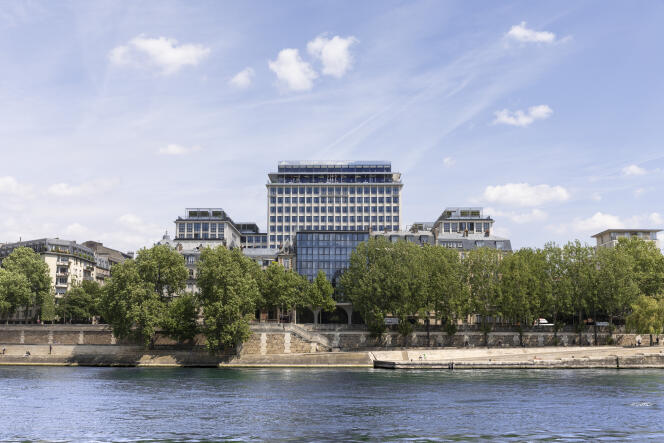 The facade of La Félicité from the Seine left bank.