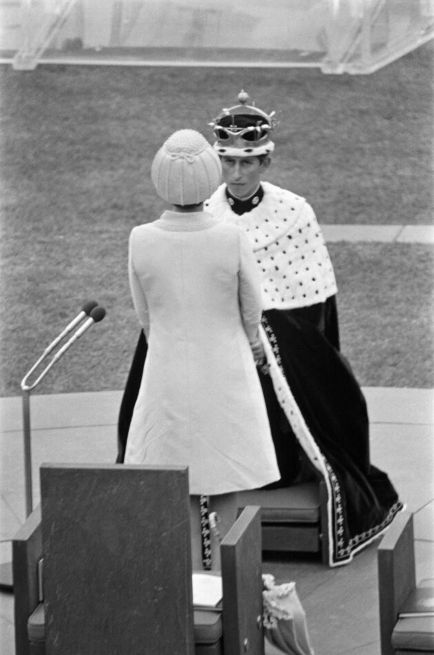Elizabeth II intronise le prince Charles, au Pays de Galles, le 1er juillet 1969.