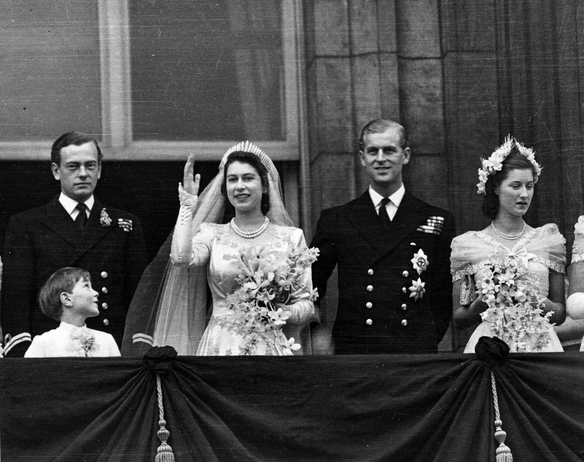 La princesse Elizabeth et le duc d’Edimbourg sur le balcon du palais de Buckingham, à Londres, saluant la foule peu après leur mariage, à l’abbaye de Westminster, 20 novembre 1947.