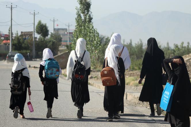 Meninas caminham para a escola por uma estrada em Garde, província de Paktia, em 8 de setembro de 2022.