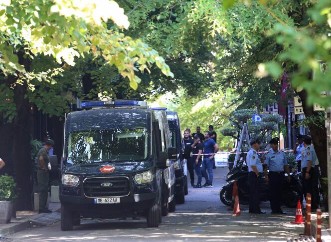 Des policiers albanais surveillent l’embassade iranienne à Tirana, le 8 septembre 2022.