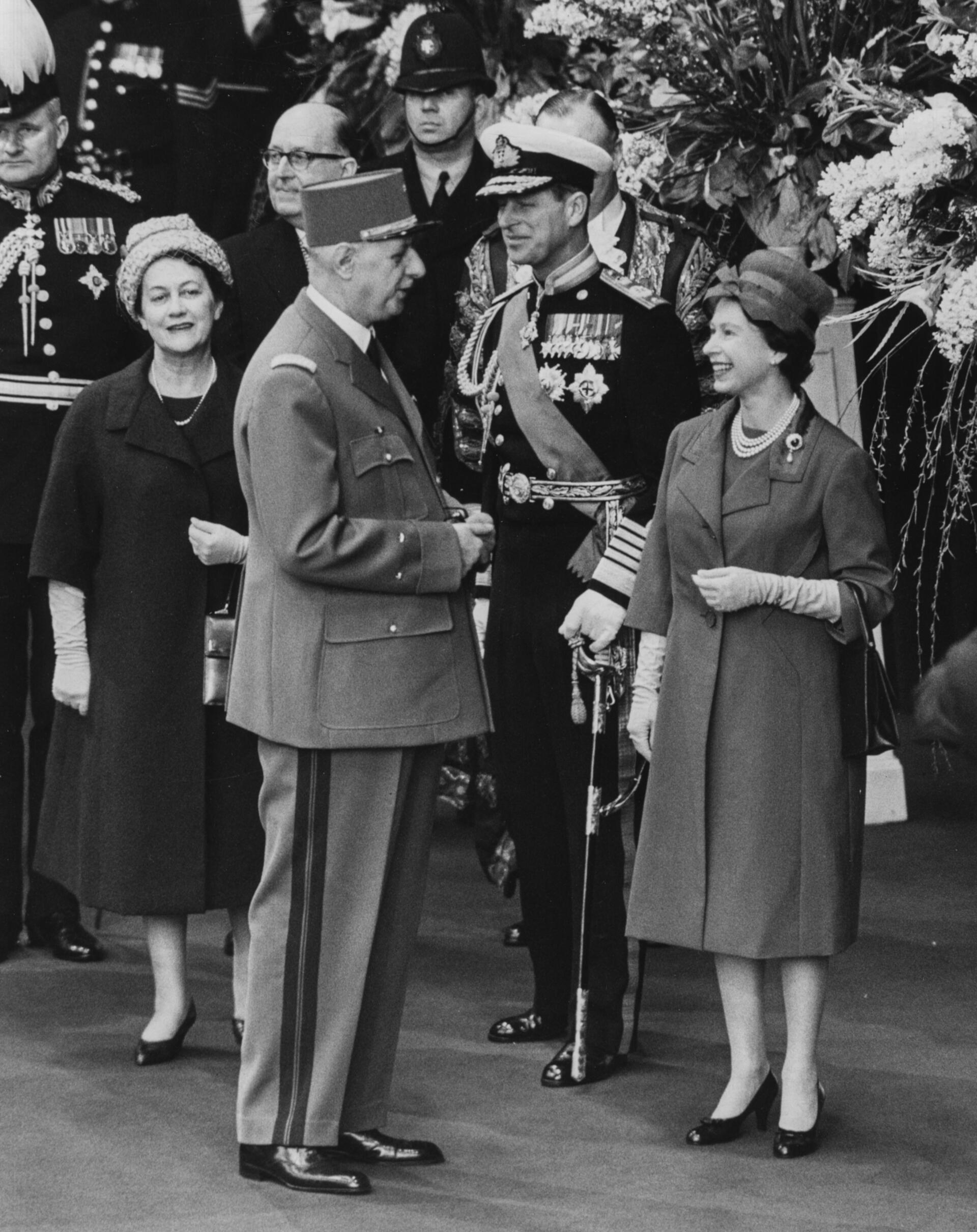 La reine Elizabeth II reçoit Charles de Gaulle, à la gare Victoria de Londres, pour une visite d’Etat, le 5 avril 1960.