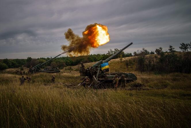 Ukrainian artillery fire a 2S7-Pion self-propelled gun from a position close to Ukraine's front line on August 26, 2022 in Kharkiv. 