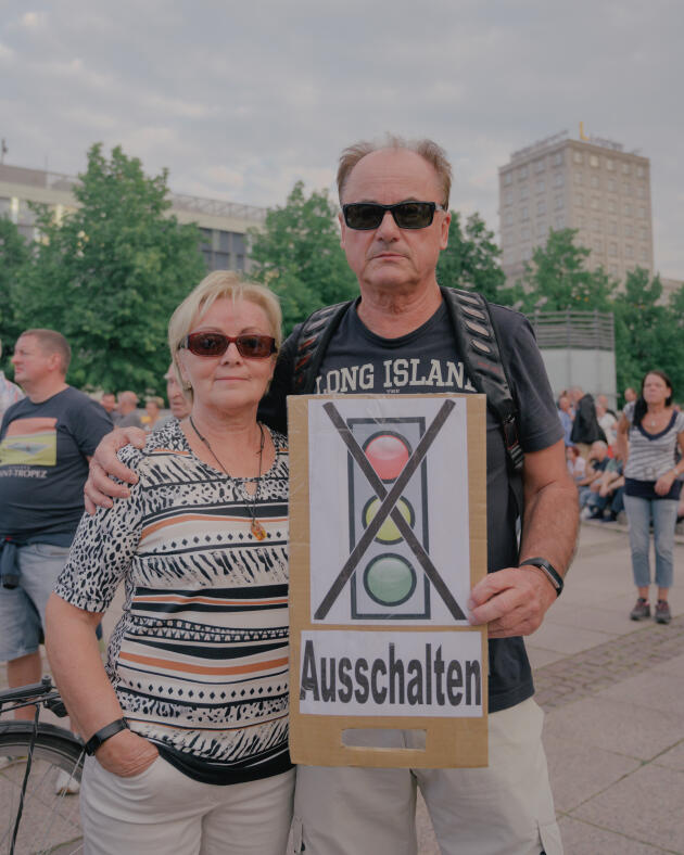 Doris et Matthias Metzner, dans le cortège de la manifestation du parti Freie Sachsen (extrême droite), à Leipzig, en Allemagne, le 5 septembre 2022. 