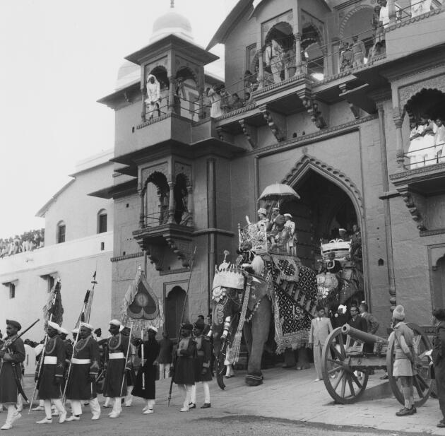 Elisabeth II devant la porte d’entrée du fort de Ramnagar,  lors d’une procession vers le fleuve Gange à Bénarès (Varanasi), pendant sa tournée en Inde, en février 1961.