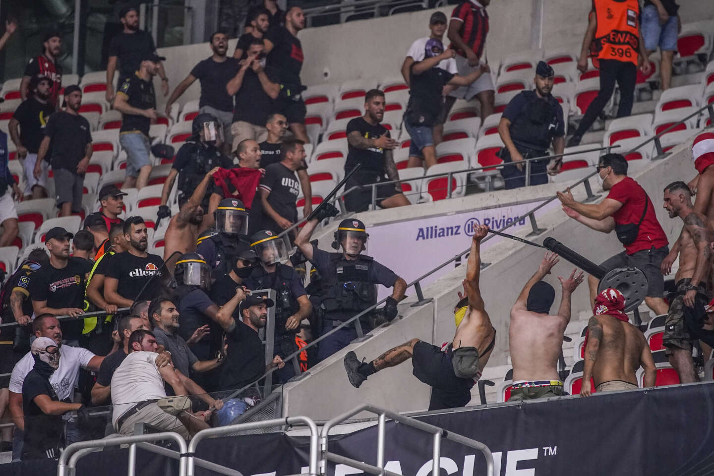 Football : le match Nice-Cologne a été précédé de violents affrontements entre supporteurs