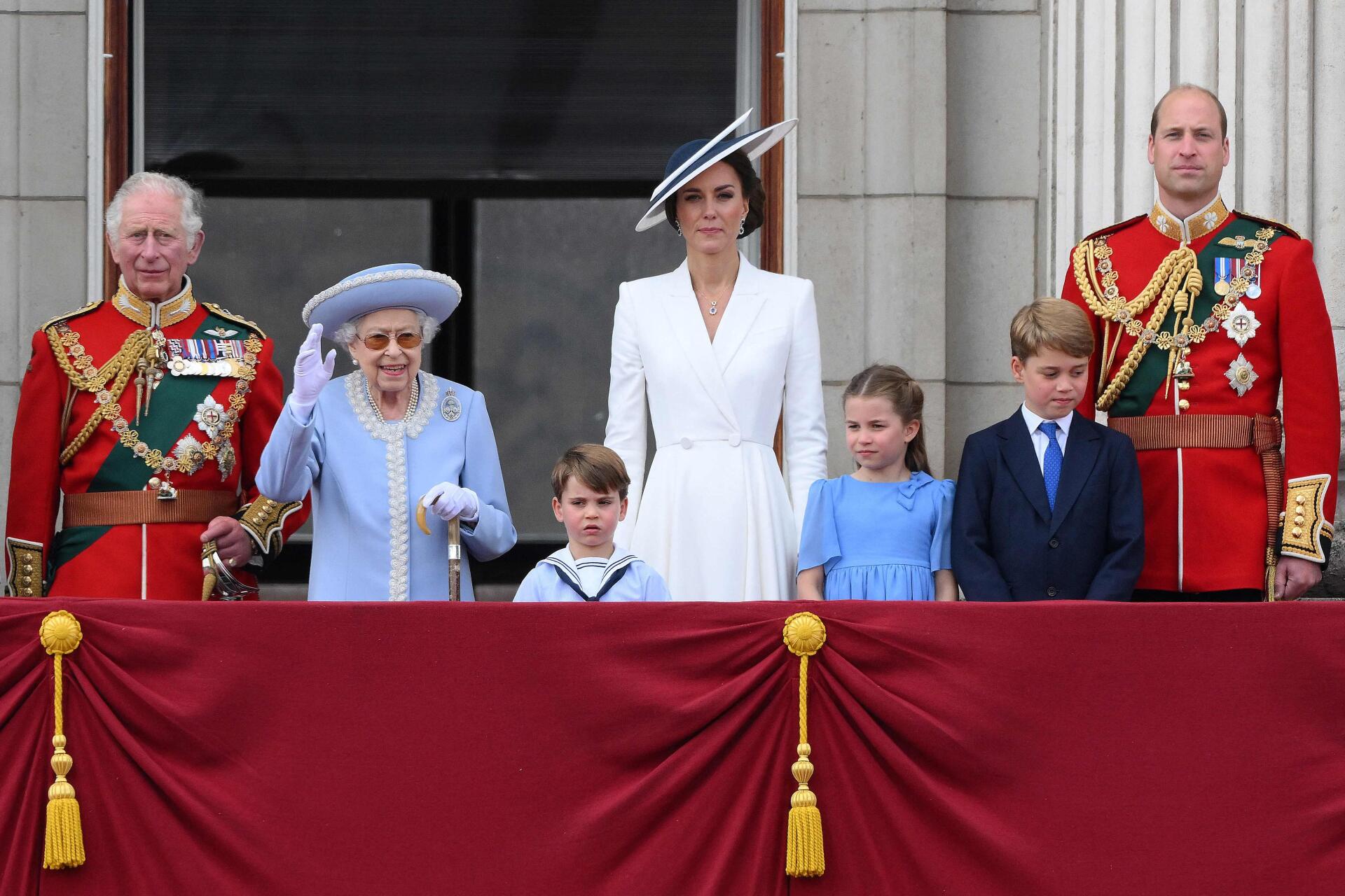 La reine Elizabeth II se tient avec le prince Charles, ainsi qu’avec Catherine, duchesse de Cambridge, le prince William, duc de Cambridge, et leurs trois enfants pour assister à un défilé aérien spécial depuis le balcon du palais de Buckingham, le 2 juin 2022.

