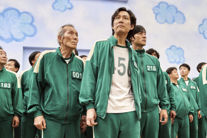 Image taken from a scene from the “Squid Game” series, produced by Netflix.  In the center, the main actor, Lee Jung-jae.