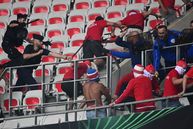 The police are trying to disperse the German ultras of FC Cologne, during the Europa League Conference match against OGC Nice, Thursday, September 8, at the Allianz Riviera, in Nice.
