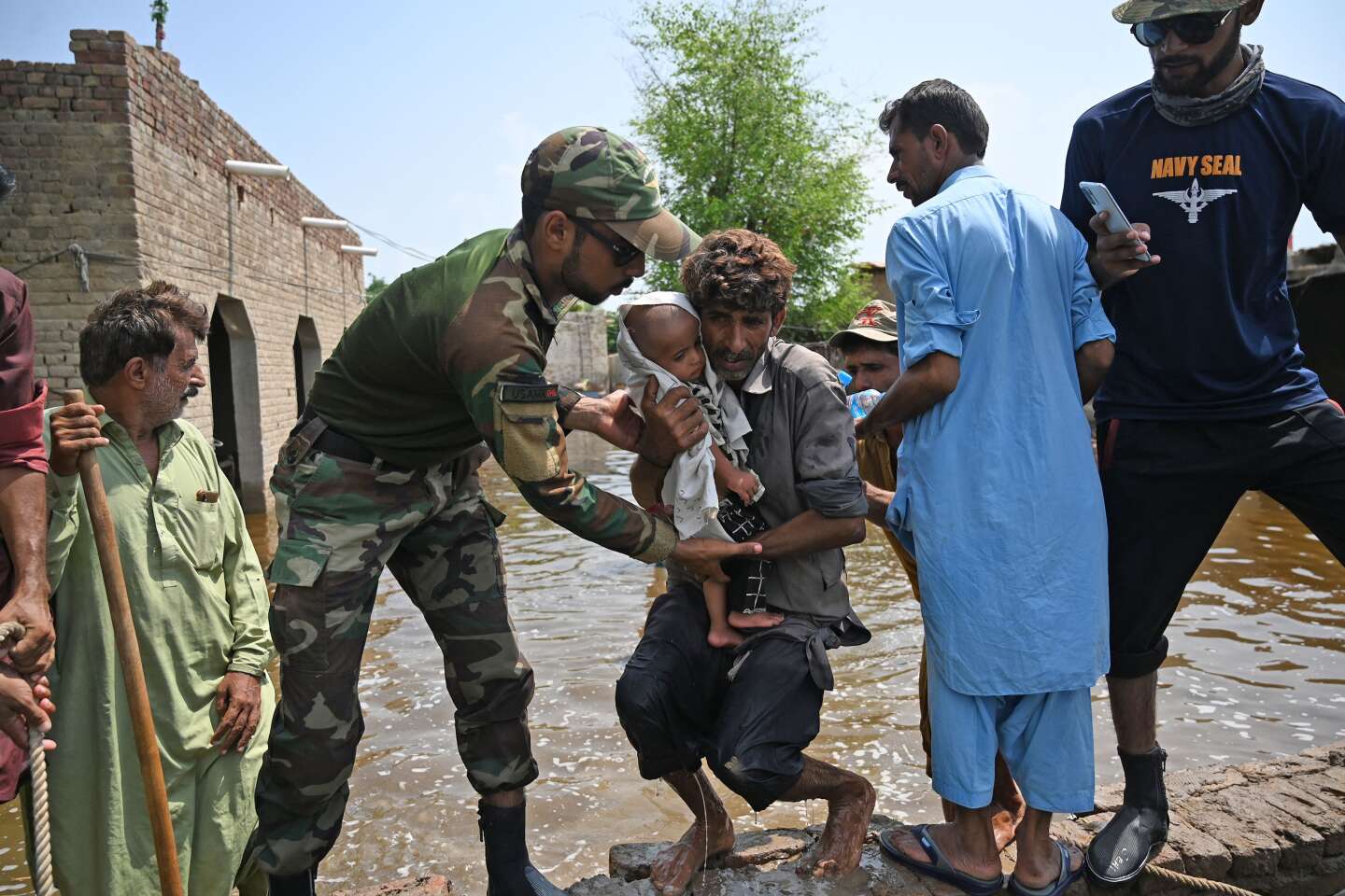 Au Pakistan, les victimes des inondations abandonnées à leur sort : « vivre ici, c’est vivre en enfer »