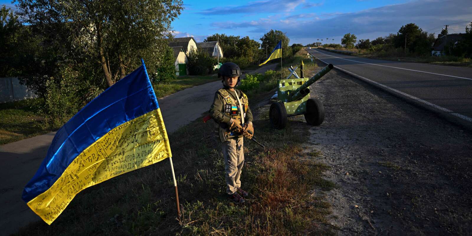 Un enfant ukrainien tient un faux fusil alors qu’il tient un poste de contrôle improvisé dans la région de Donetsk en Ukraine, le 8 septembre 2022.