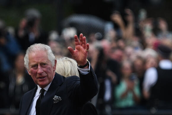 Carlos III y la emperatriz Camila saludan a la multitud cuando llegan al Palacio de Buckingham en Londres el 9 de septiembre de 2022.