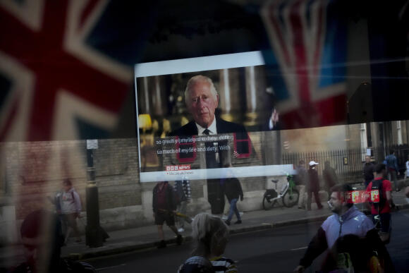 El discurso de Carlos III se ve en la ventana de un pub en Londres, el 9 de septiembre de 2022.