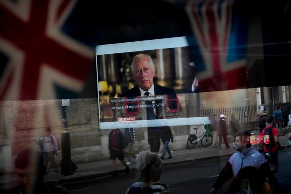 El discurso de Carlos III visto en la ventana de un pub en Londres, el 9 de septiembre de 2022.