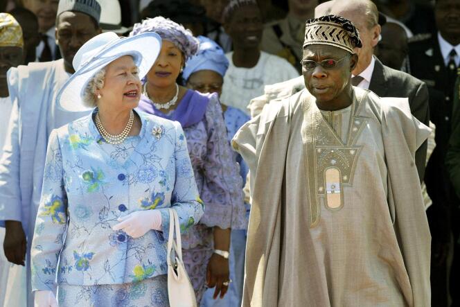 La reine Elizabeth II et le président nigérian Olusegun Obasanjo, à Abuja, le 6 décembre 2003.