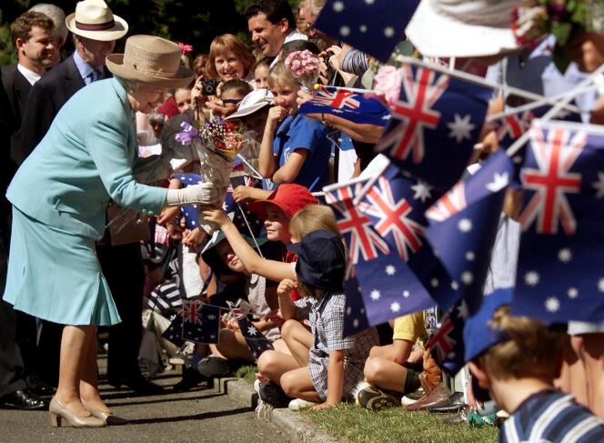 La reina Isabel II recibe a los niños en Launceston, Australia, el 29 de marzo de 2000.