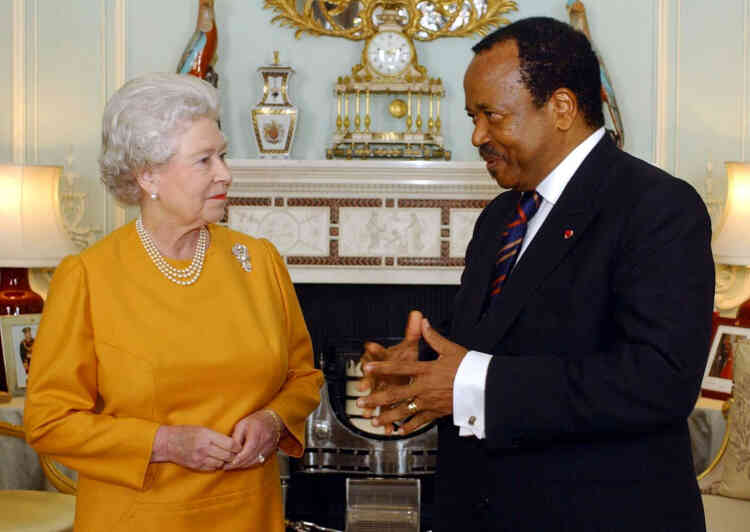 Con il presidente camerunese Paul Biya a Buckingham Palace a Londra nel marzo 2004. Paul Biya, 89 anni, il cui paese è entrato a far parte del Commonwealth nel 1995, diventa con la morte di Elisabetta II il capo di stato più antico del mondo.