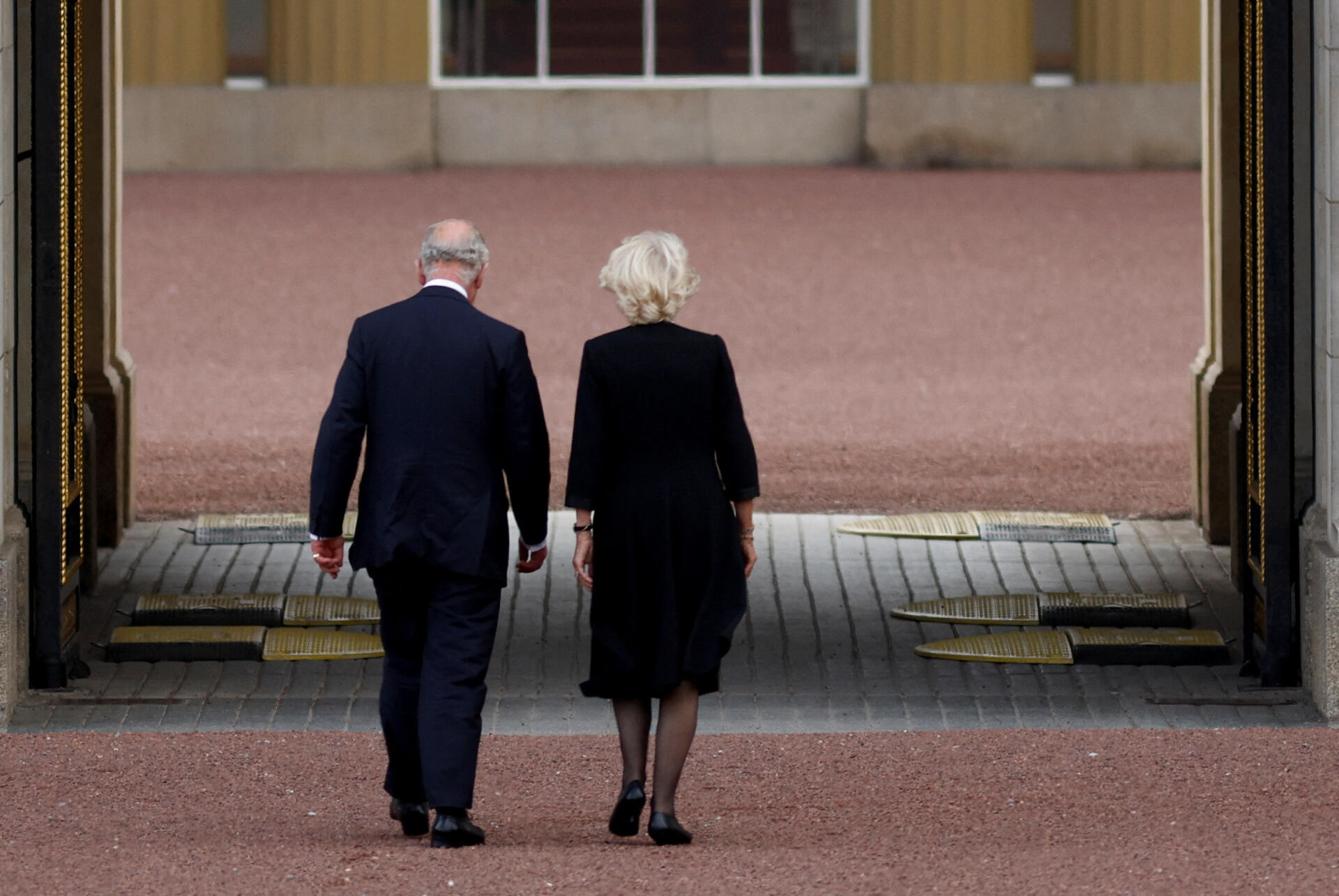 Charles y Camilla ingresan al Palacio de Buckingham en Londres el 9 de septiembre de 2022.