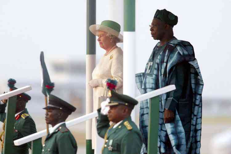 Con il presidente nigeriano Olusegun Obasanjo, ad Abuja, nel dicembre 2003, per la sua prima visita nel Paese dalla sua indipendenza dal Regno Unito nel 1960.