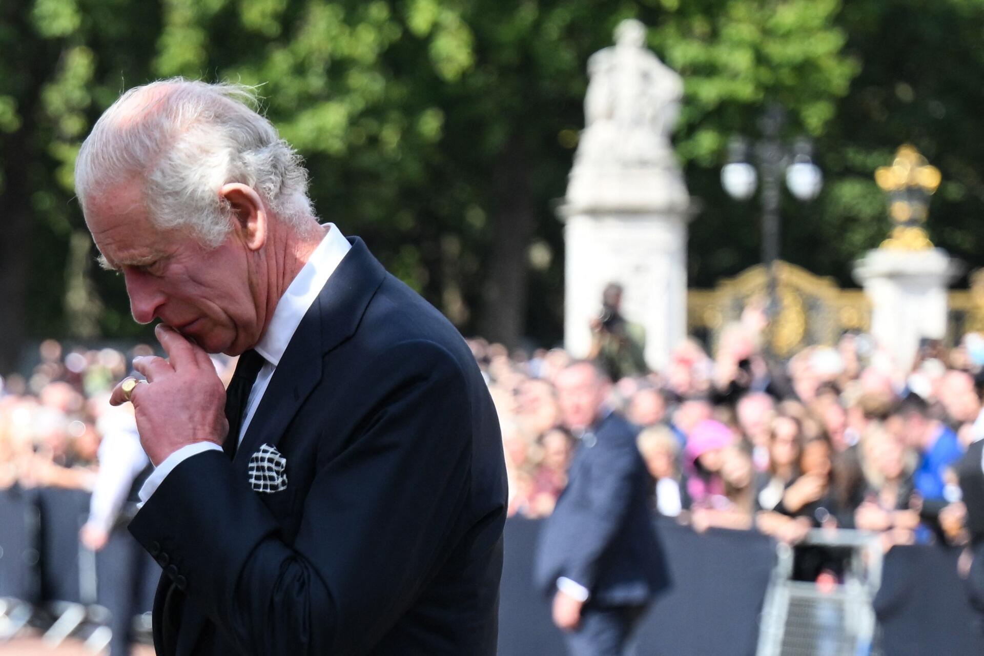 El rey Carlos III frente a las flores colocadas en homenaje frente al Palacio de Buckingham en Londres, el 9 de septiembre de 2022.
