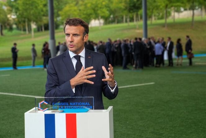 Emmanuel Macron avant le début du lancement du conseil national de la refondation, à Marcoussis (Essonne), le 8 septembre 2022.