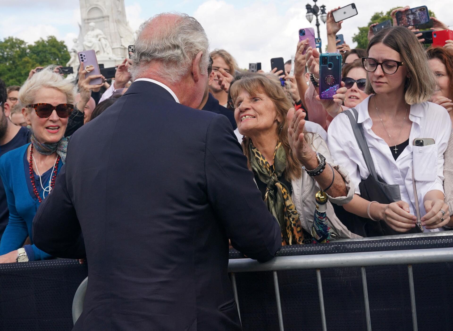   Carlos III saluda a la multitud por un momento frente al Palacio de Buckingham en Londres el 9 de septiembre de 2022.