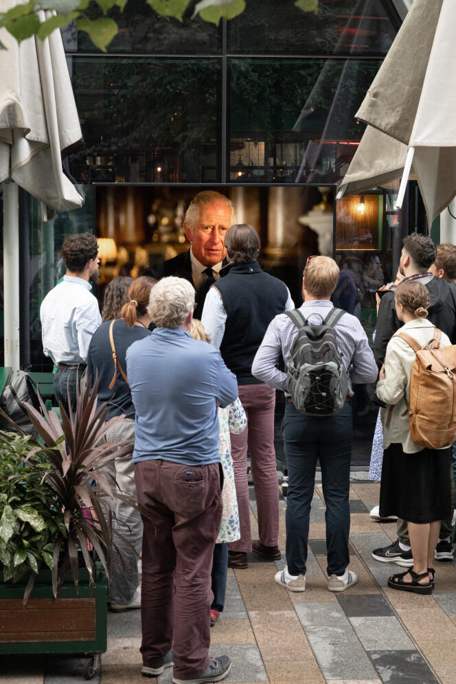 On the terrace of a pub in Victoria, London, on September 9, 2022, several televisions were installed to broadcast the first speech of King Charles III.