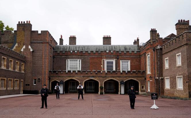 Des agents de police se tiennent devant le palais Saint James, à Londres, où doit se tenir, samedi 10 septembre 2022, le Conseil de l’accession au trône du roi Charles III après la mort de la reine Elisabeth II.