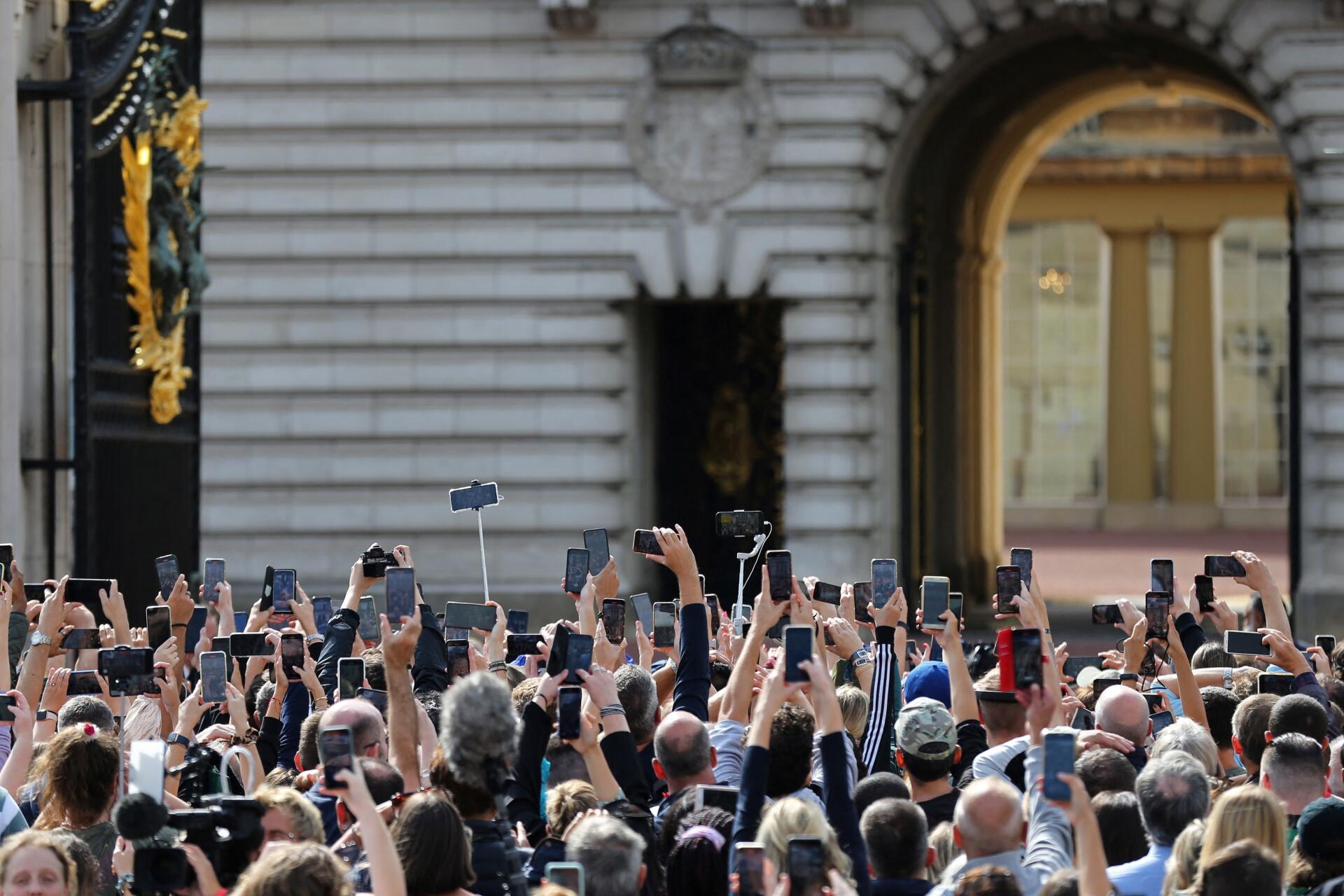 Las multitudes esperan al rey Carlos III en las afueras del Palacio de Buckingham en Londres, el 9 de septiembre de 2022.