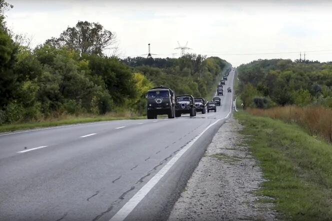 En esta foto tomada de un video difundido por el servicio de prensa del Ministerio de Defensa ruso, unidades motorizadas avanzan hacia Kharkiv (Ucrania), el 9 de septiembre de 2022. 