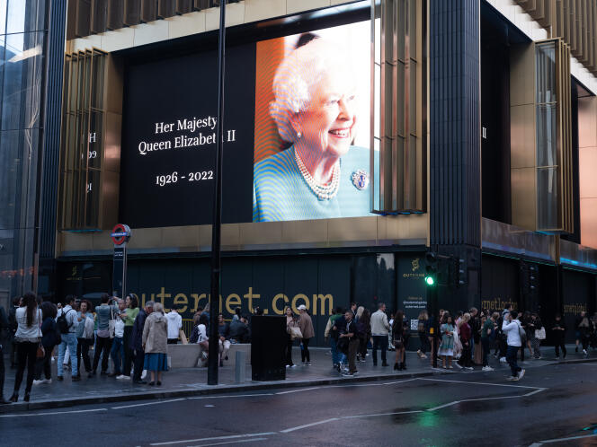 Des écrans annoncent la mort de la reine Elizabeth II dans le centre de Londres, le 8 septembre 2022. 
