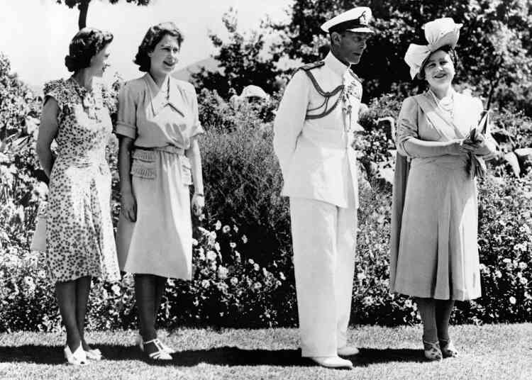In Cape Town, 1947. Elizabeth (second from left) is still just a princess.  For the first visit to South Africa, she is accompanied by her father, her King George VI, her mother, Queen consort Elizabeth, and her sister, Princess Margaret.  It was there, on April 21, 1947, her 21st birthday, that she gave her first Crown Princess speech: 