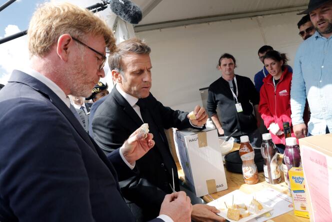 Emmanuel Macron et le ministre de l’agriculture, Marc Fesneau, lors d’une rencontre avec de jeunes agriculteurs à Outarville (Loiret), vendredi 9 septembre 2022.  