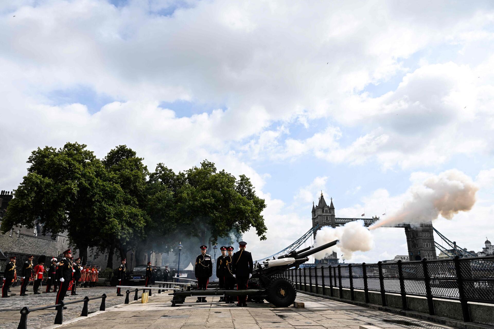 Cañonazos en memoria de la reina Isabel son disparados desde la Torre de Londres por la Honorable Artillery Company, en Londres el 9 de septiembre de 2022.