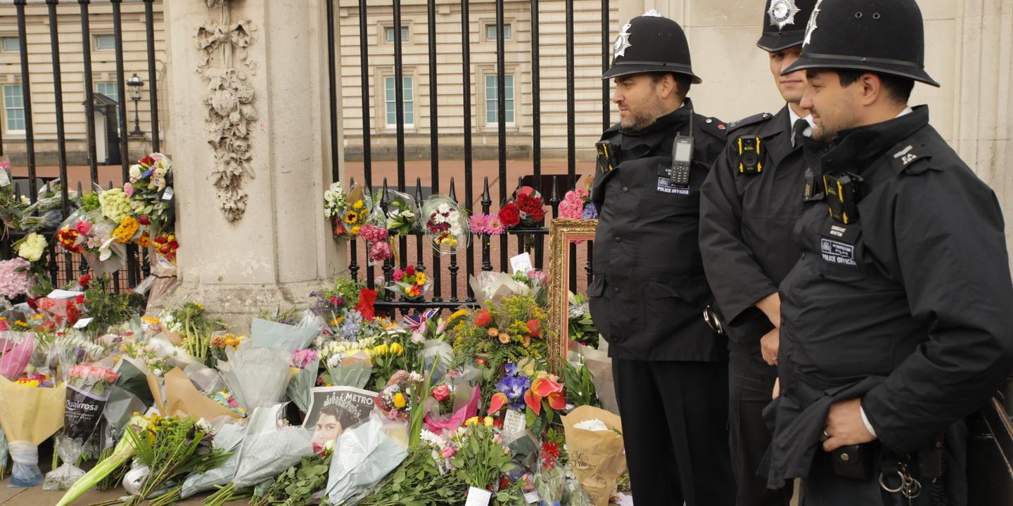 Emmanuel Macron greets a “queen of valor”; guns fired across the UK