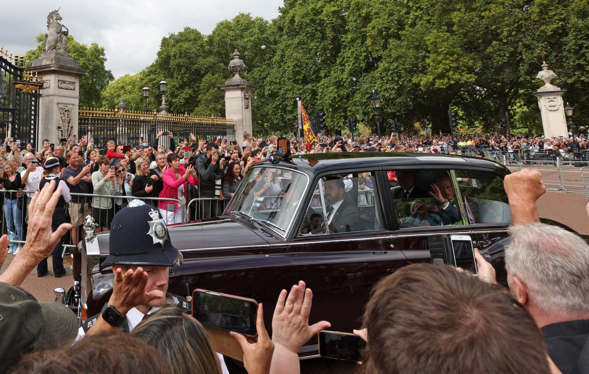 Charles III cheered by the crowd on his return to Buckingham Palace after the Council of Accession ceremony in London on September 10, 2022.