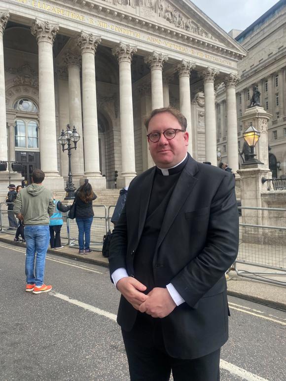 Marcus Walker, sacerdote anglicano di San Bartolomeo il Grande, una cappella risalente al 1123, venne a uno stand per assistere alla proclamazione del re Carlo III.  ricordati che 