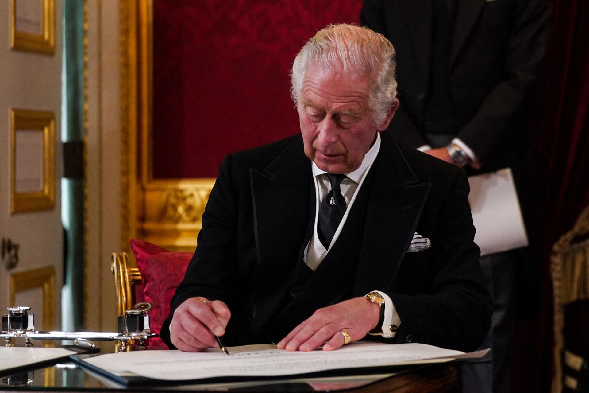Charles III signs an oath to ensure the security of the Anglican Church of Scotland at the meeting of the Council of Accession proclaiming his accession to the throne at St James's Palace in London on September 10, 2022.