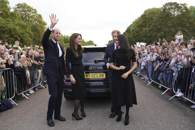 Le prince William et son épouse Kate, le prince Harry et son épouse Meghan viennent saluer la foule aux abords du palais de Windsor, le 10 septembre 2022.