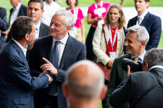 Minister van Economie Bruno Le Maire en voorzitter van Medef Geoffroy Roux de Bézieux, tijdens de zomeruniversiteit van de werkgeversorganisatie, in Parijs, op 30 augustus 2022.